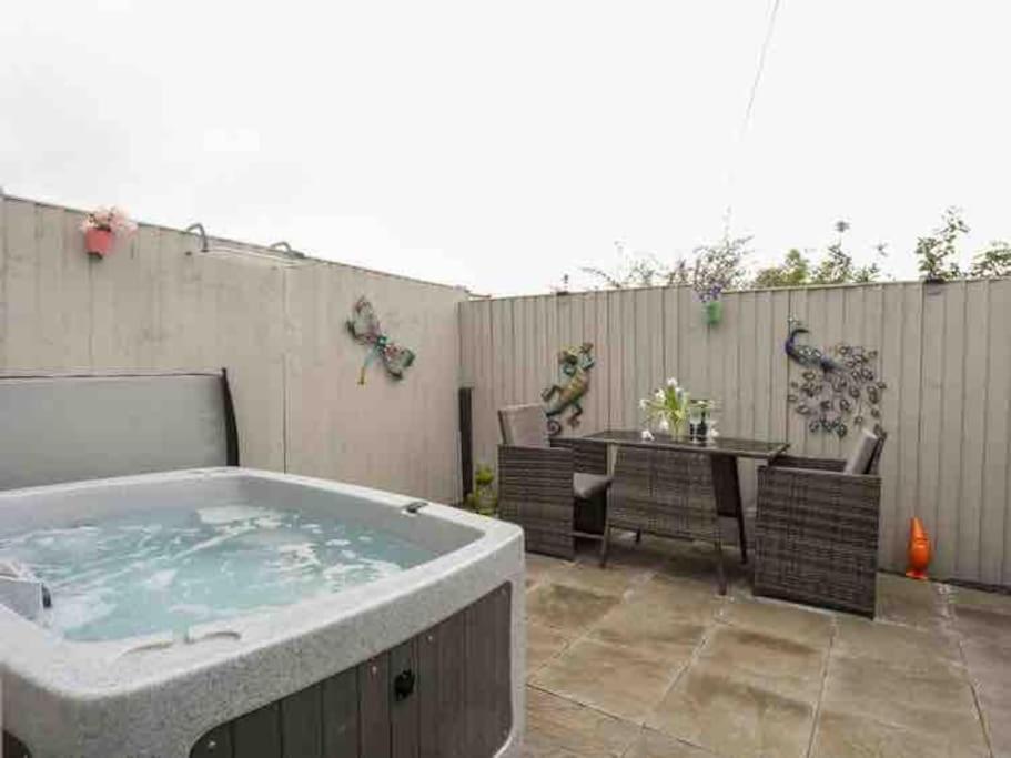 Beeches Bach, 1 Bedroom Cottage With Hot Tub Prestatyn Extérieur photo