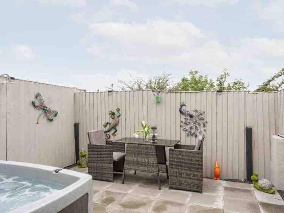 Beeches Bach, 1 Bedroom Cottage With Hot Tub Prestatyn Extérieur photo