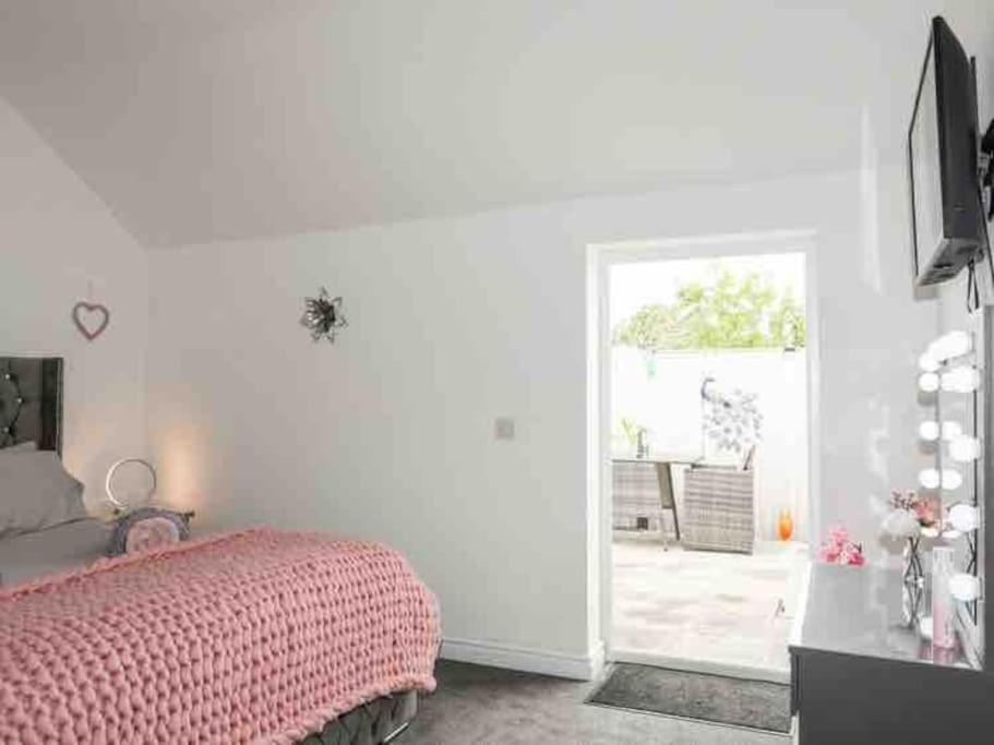 Beeches Bach, 1 Bedroom Cottage With Hot Tub Prestatyn Extérieur photo