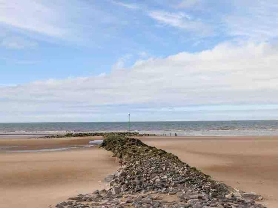 Beeches Bach, 1 Bedroom Cottage With Hot Tub Prestatyn Extérieur photo